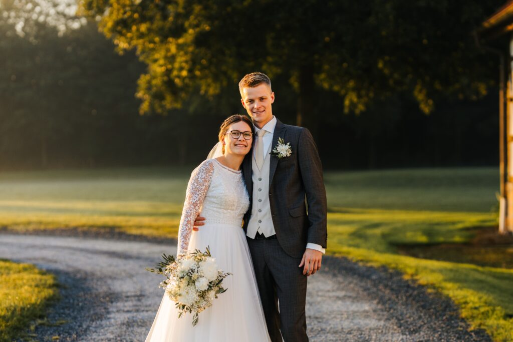 Hochzeitsfotograf-Guetersloh-Brautpaar-laechelt-in-die-kamera