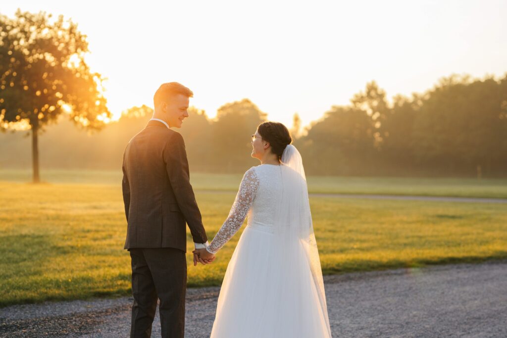 Hochzeitsfotograf-Guetersloh-Brautpaar-schaut-sich-in-die-Augen-beim-Sonnenaufgang