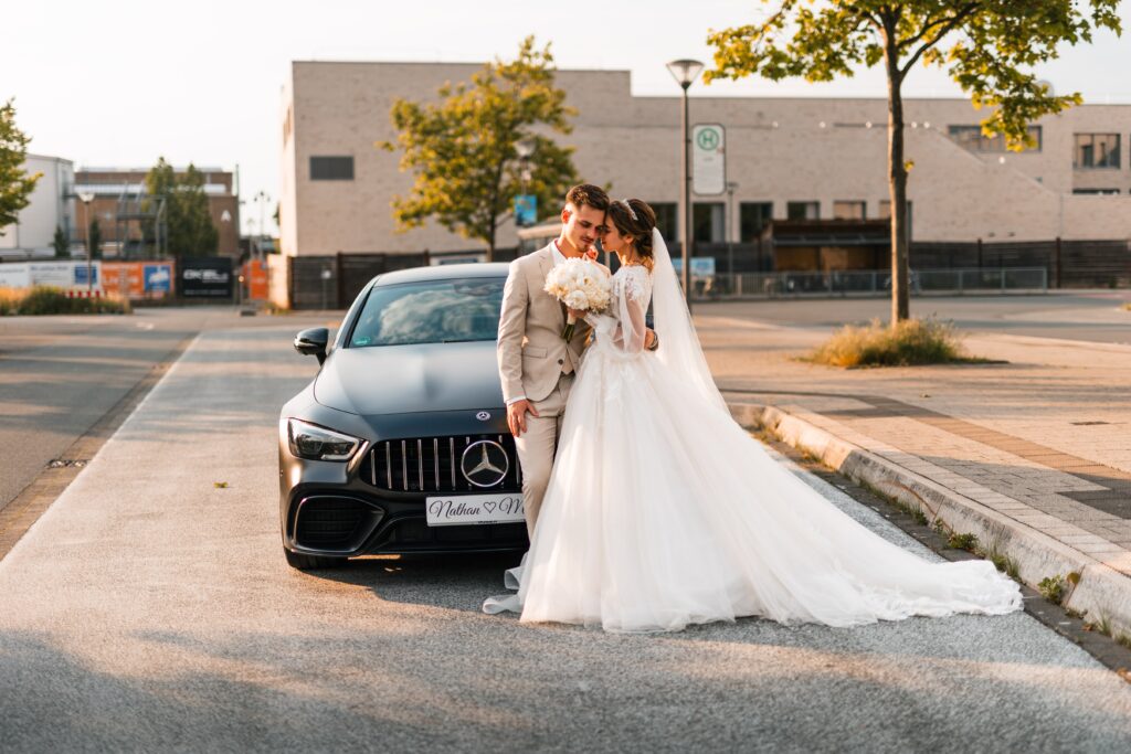 Hochzeitsfotograf-Guetersloh-Brautpaar-steht-vor-Mercedes-Benz-Auto