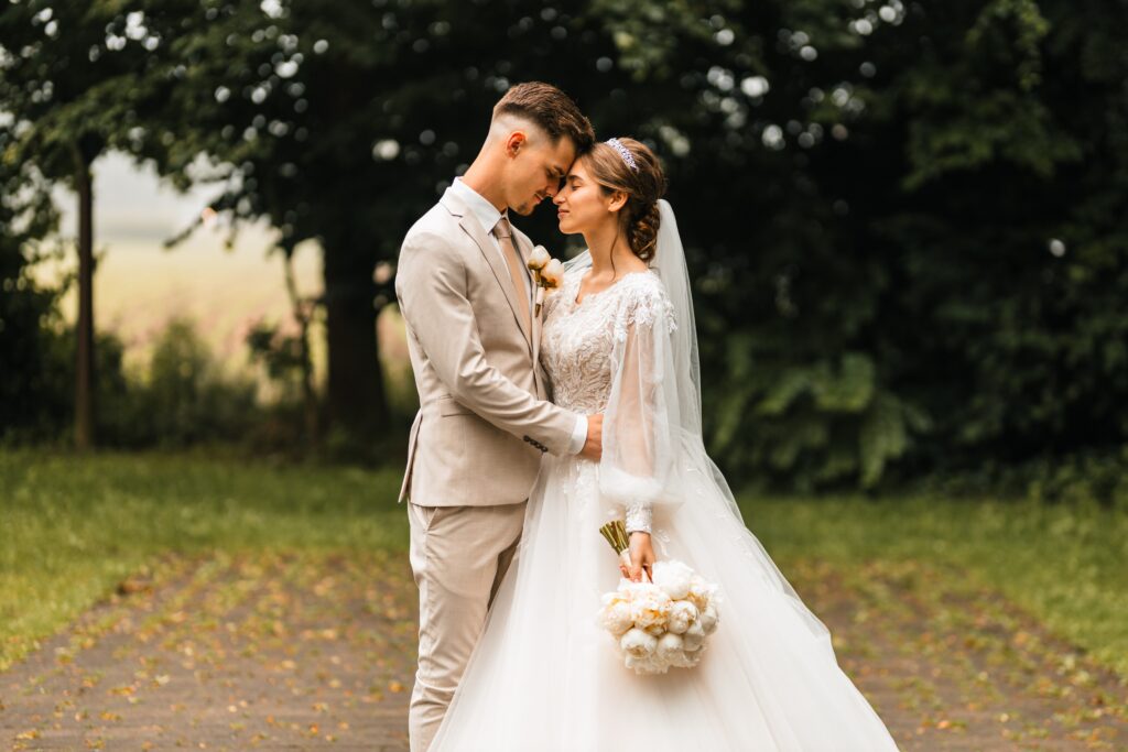 Hochzeitsfotograf-Guetersloh-Brautpaar-umarmt-sich-mit-geschlossenen-Augen