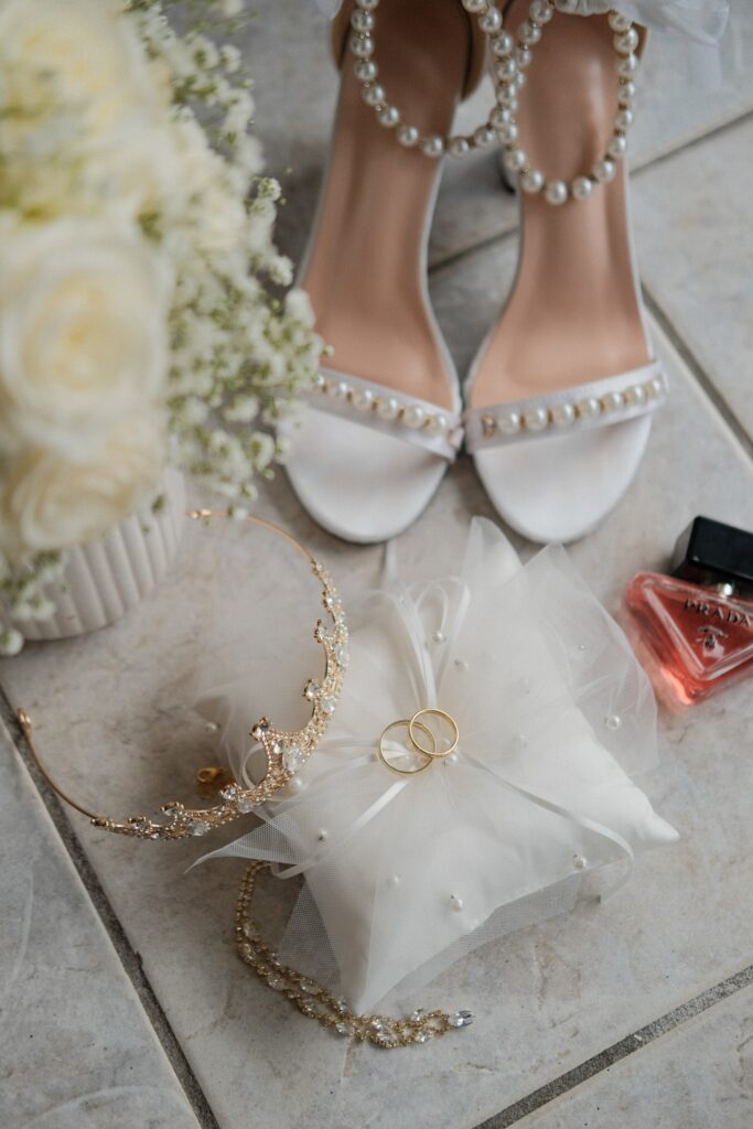 Hochzeitsfotograf-Guetersloh-Getting-Ready-Details-Brautschmuck-Eheringe-Brautstrauss