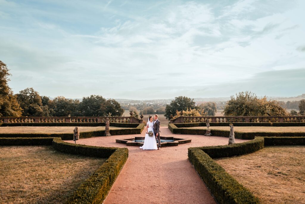 Hochzeitsfotograf-Guetersloh-Hochzeitspaar-Steht-in-einem-Park
