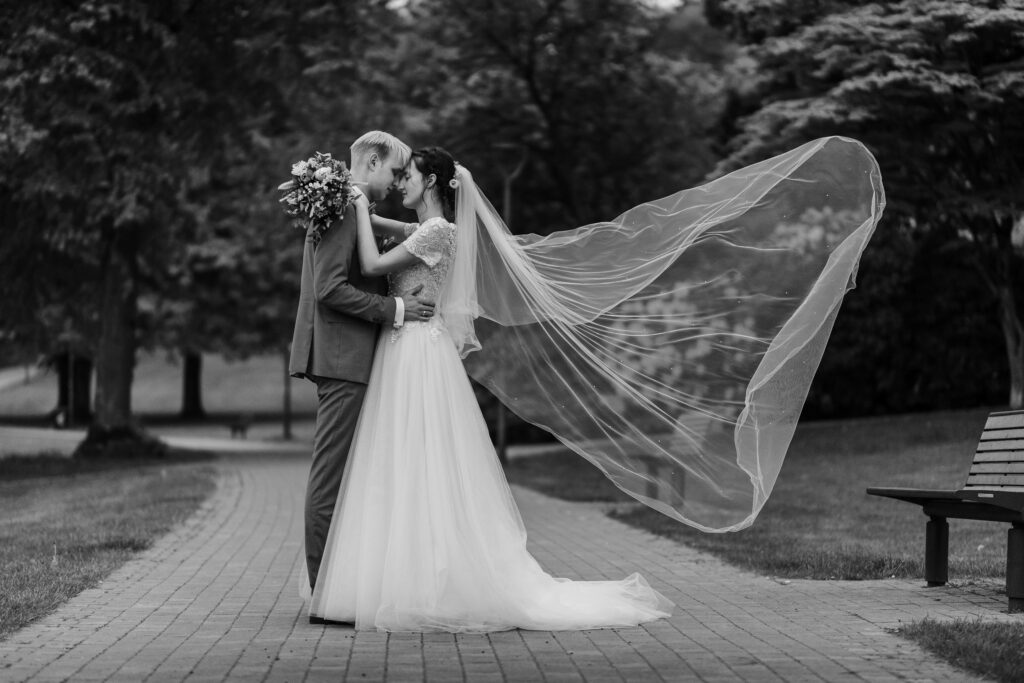 Hochzeitsfotograf-Herford-Brautpaar-mit-fliegendem-Schleier