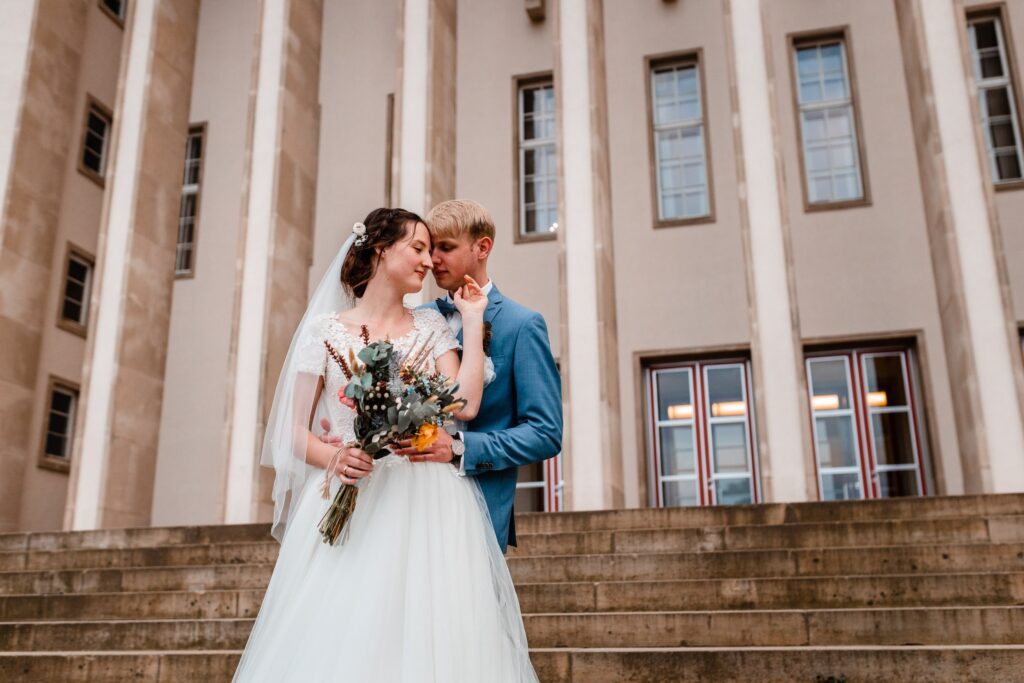 Hochzeitsfotograf-Osnabrueck-Brautpaar-steht-vor-vor-einem-Gebaeude